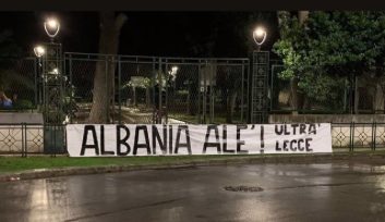 Striscione Albania Até