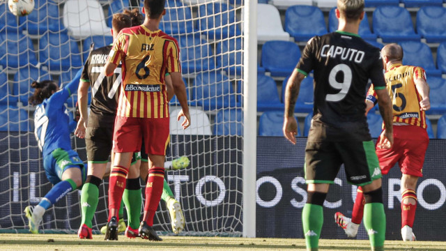 REGGIO EMILIA - ITALY, 04-07-20—FOTO DI CASTALDI / SILPRESS , MAPEI STADIUM - SASSUOLO VS LECCE, NELLA FOTO: GOAL DI FABIO LUCIONI (LECCE)
