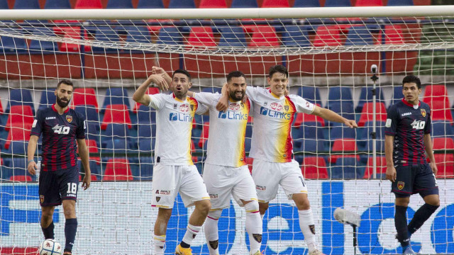 Cosenza-Lecce stadio San Vito-Marulla:in foto Esultanza di Coda dopo il gol