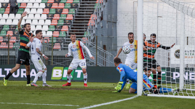 Foto Alessandro Castaldi/Silpress
16/03/21 Venezia, Italia - Venezia vs Lecce ā
Nella foto: AUTOGOAL DI FABIO LUCIONI (LECCE)