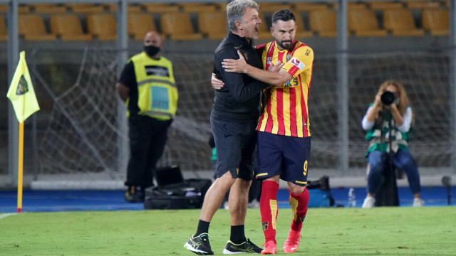 Photo LiveMedia/Emmanuele Mastrodonato
Lecce, Italy, October 01, 2021, Italian Football Championship League BKT
US Lecce vs AC Monza
Image shows:
Massimo Coda (US Lecce) coach Marco Baroni (US Lecce)
LiveMedia - World Copyright