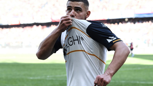 Krstovic bacia lo stemma del Lecce dopo il gol a Genova
