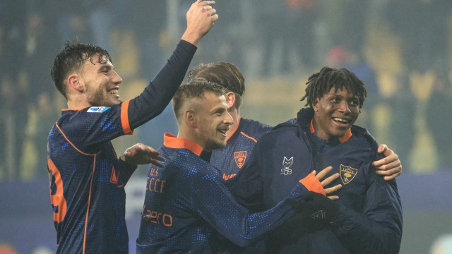 Dorgu abbracciato dai compagni prima della partenza per Manchester